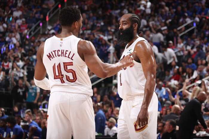 NBA历史只有两支队能在一次季后赛中两度0-2翻盘：21年的雄鹿快船